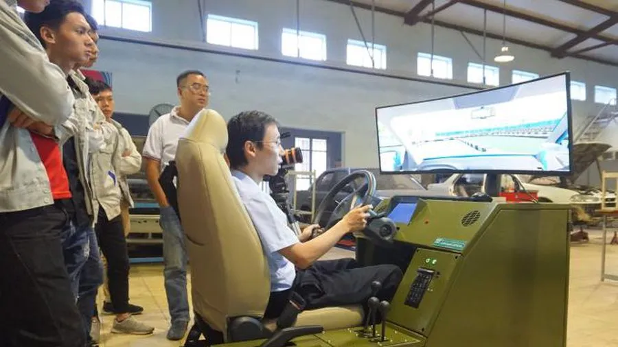 Học viên học lái xe mô hình trước lúc học thực hành