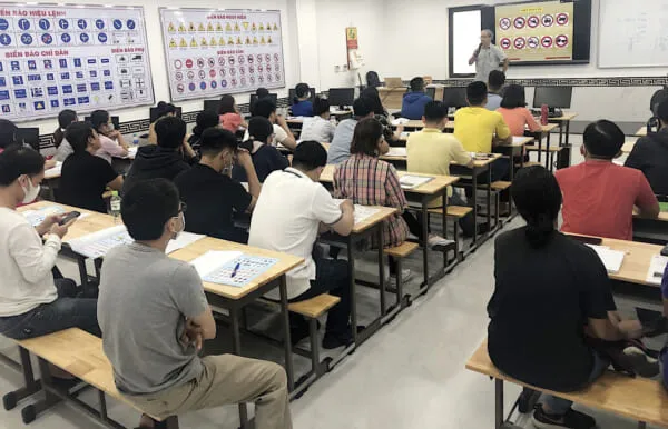 Học viên đang thực hiện nội dung học luật giao thông đường bộ tại lớp lý thuyết tập trung của Trường Sài Gòn Tourist