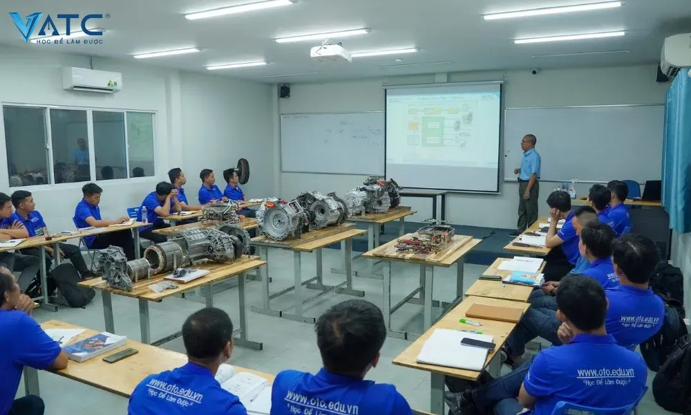 Chương trình học sửa chữa xe ô tô điện phù hợp với nhiều người