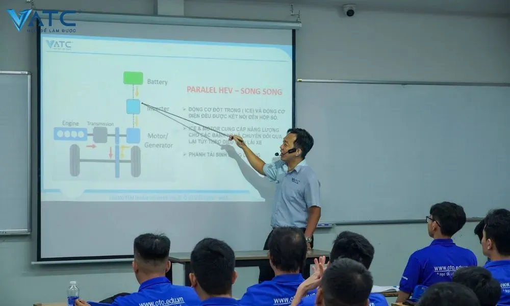 Học viên thực hành sửa chữa xe ô tô điện chuyên sâu