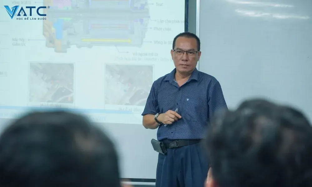 Lớp học sửa chữa xe ô tô điện chất lượng cao