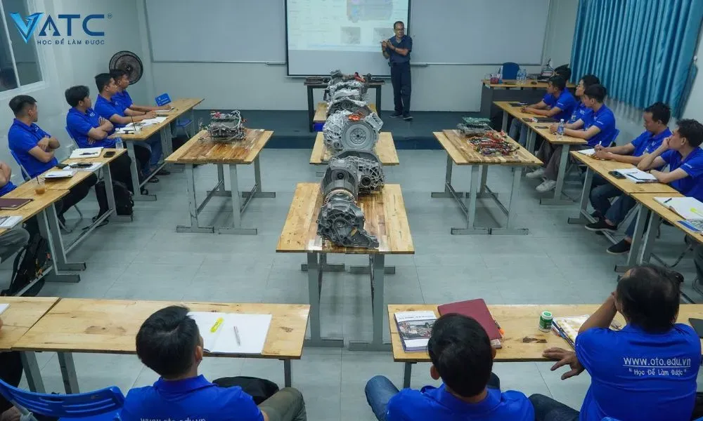 Lớp học sửa chữa xe ô tô điện và xe ô tô Hybrid uy tín