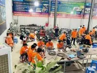 Học viên thực hành sửa chữa động cơ xe máy tại Trung tâm EAC