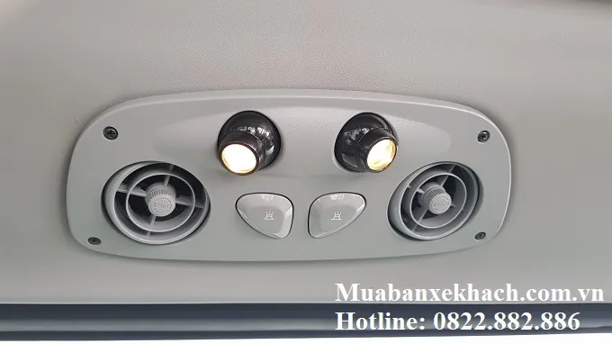 Hệ thống điều hòa nóc với lỗ gió tại mỗi hàng ghế