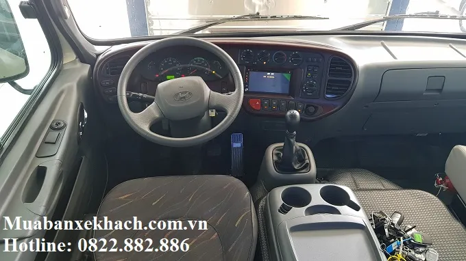 Khoang lái County với vô lăng trợ lực và bảng điều khiển hiện đại