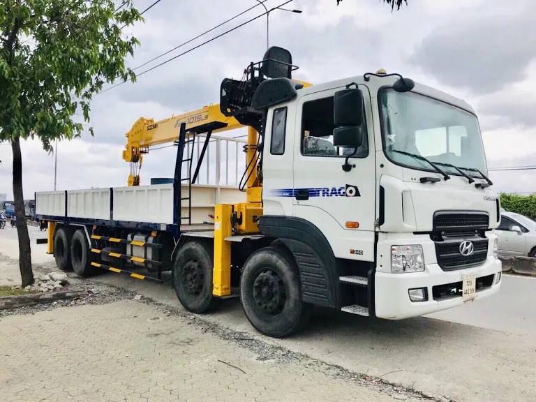 Xe tải gắn cẩu 10 tấn Hyundai HD320 4 chân màu trắng