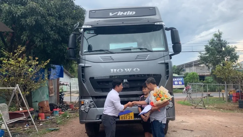 Bàn giao bộ đôi xe ben 4 chân cho doanh nghiệp xây dựng tại khu vực phía Bắc