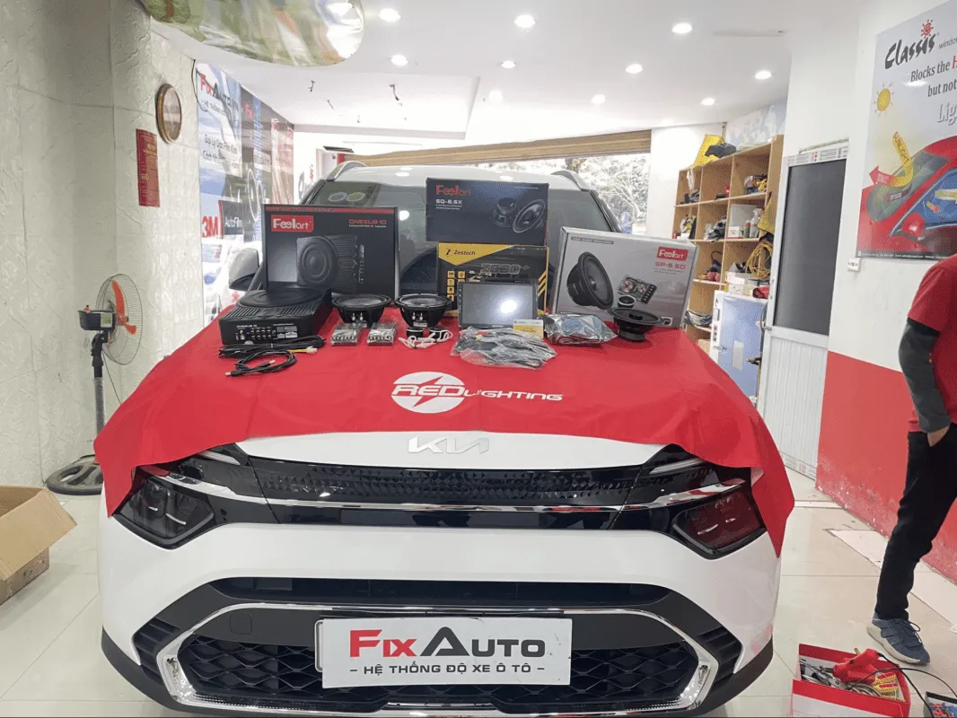 Đội ngũ kỹ thuật viên tại FixAuto đang thực hiện độ đèn chuyên nghiệp