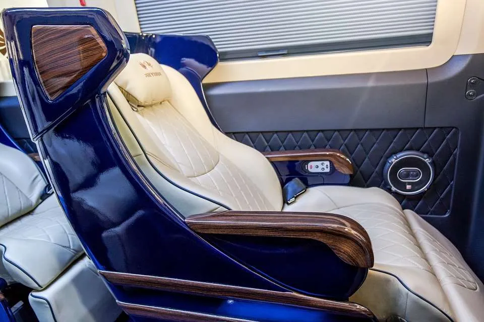 Ghế massage hạng thương gia trên xe limousine tuyến xe đông hà đi đà nẵng