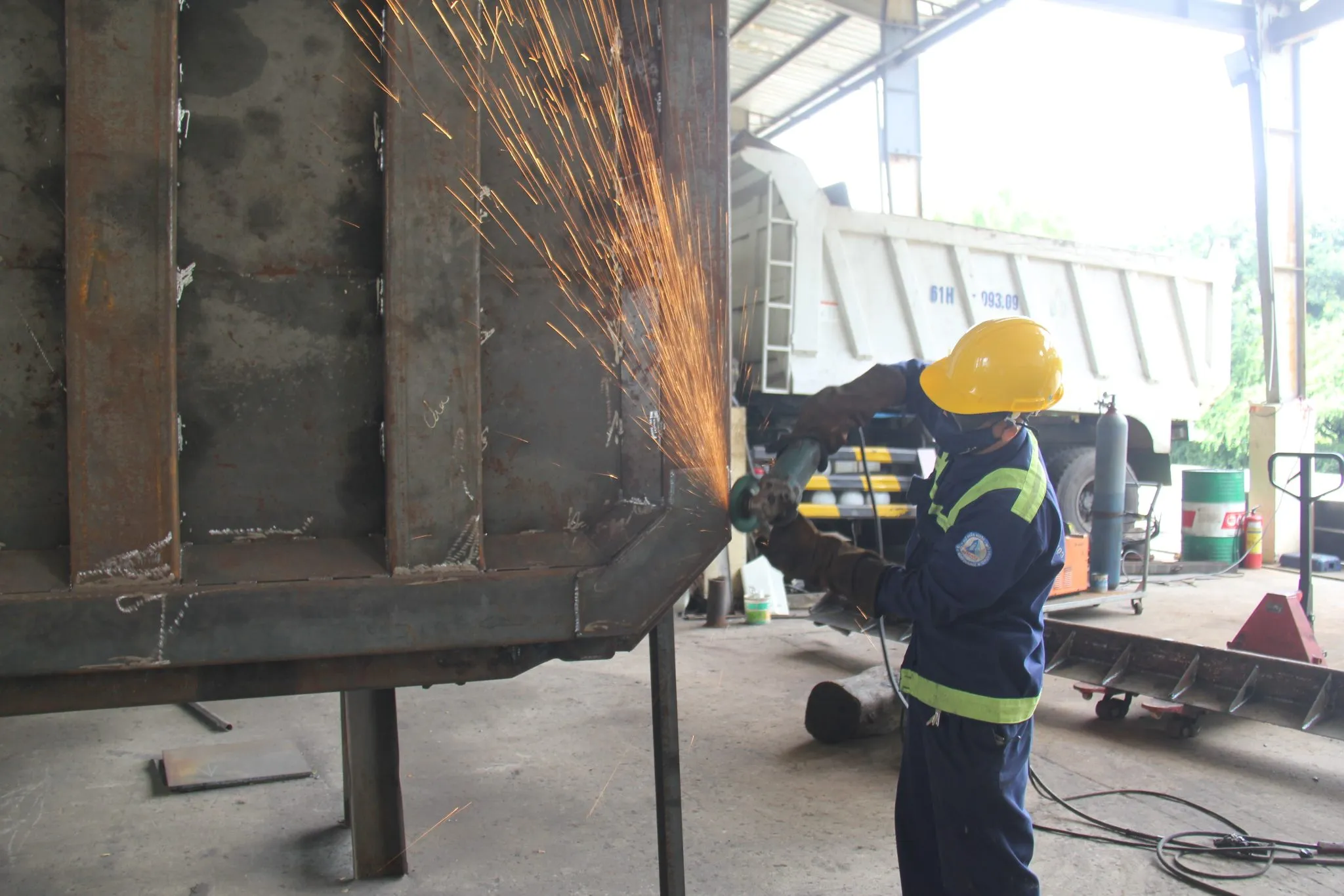 Xưởng sửa chữa máy và gầm xe với trang thiết bị chuyên dụng