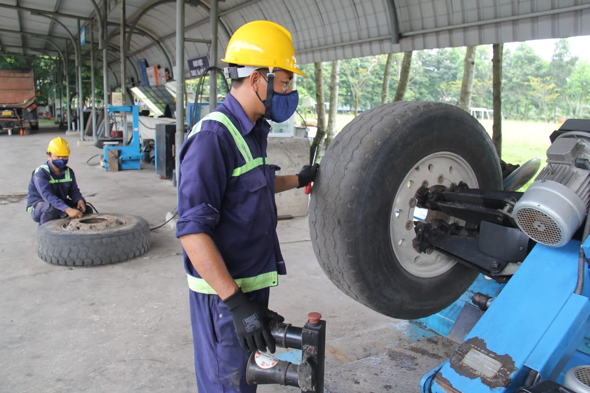 Dịch vụ phụ tùng xe và sửa chữa thân vỏ