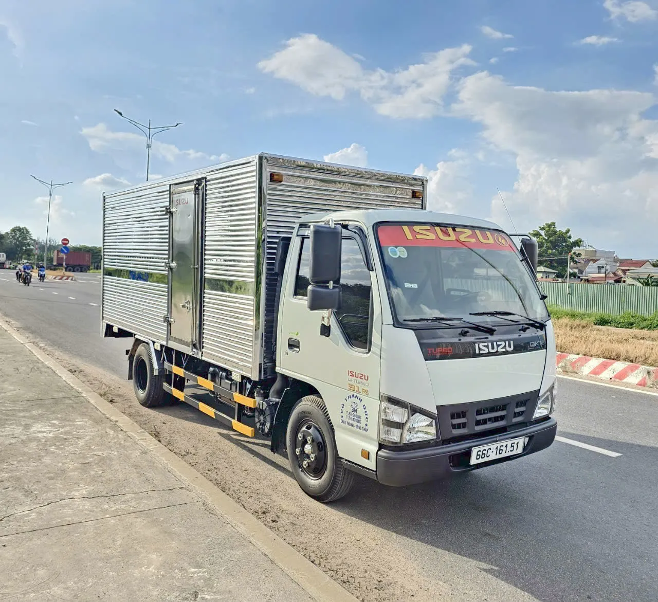 Isuzu 1.9 tấn thùng kín cũ vận chuyển hàng tiêu dùng