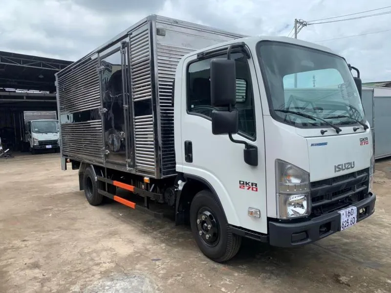Xe tải Isuzu QKR 270 thùng kín tích hợp bửng nâng hạ phía sau