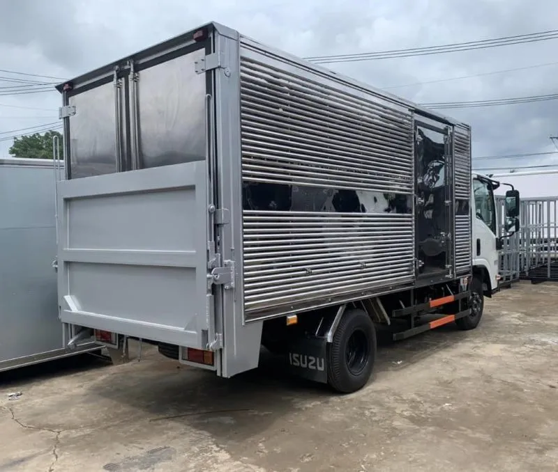 Bửng nâng hạ hoạt động mượt mà trên xe Isuzu QKR 270