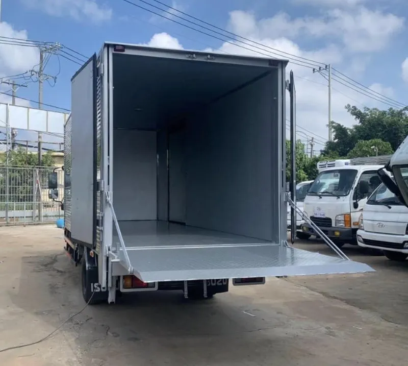 Góc nhìn bửng nâng xe Isuzu QKR 270 khi đóng kín