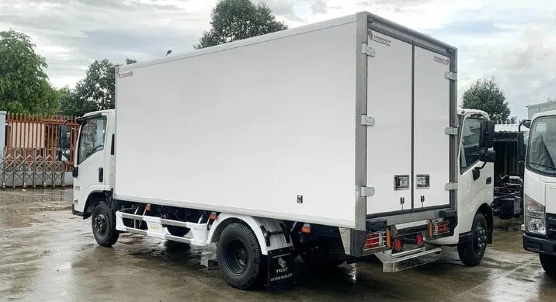 Chi tiết góc cạnh thùng Composite xe Isuzu QKR 270