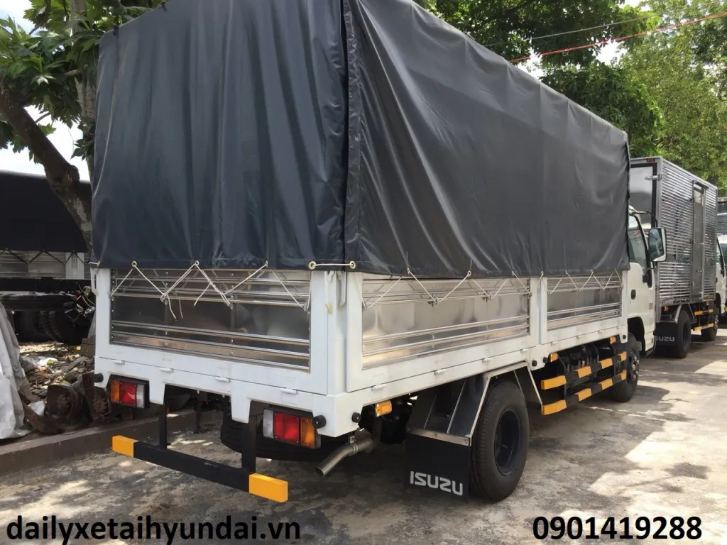 Cận cảnh xe tải Isuzu cũ thùng mui bạt