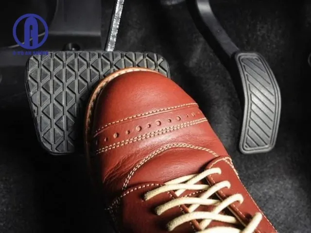 Kỹ thuật đặt chân và điều khiển bàn đạp ga an toàn