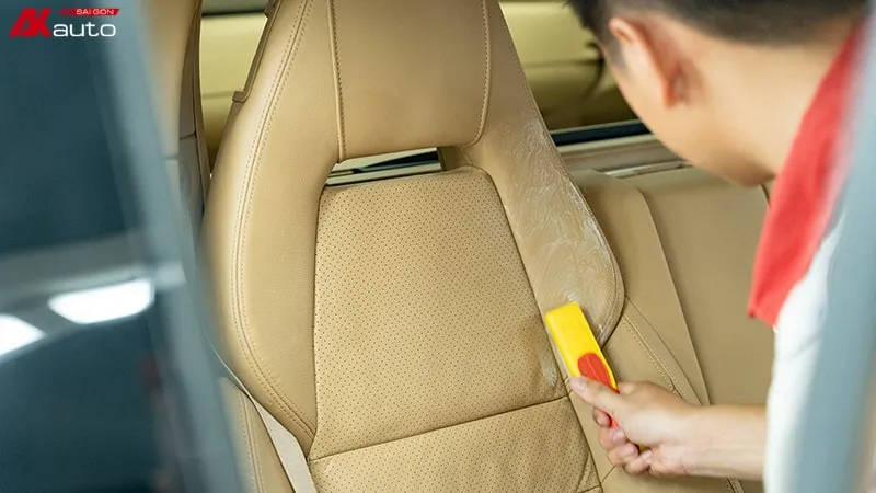 Chủ xe nên vệ sinh nội thất ô tô định kỳ