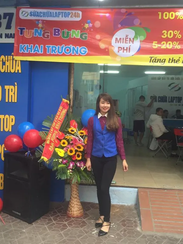 Đội ngũ kỹ thuật viên đang thực hiện sửa chữa laptop tại Hải Phòng