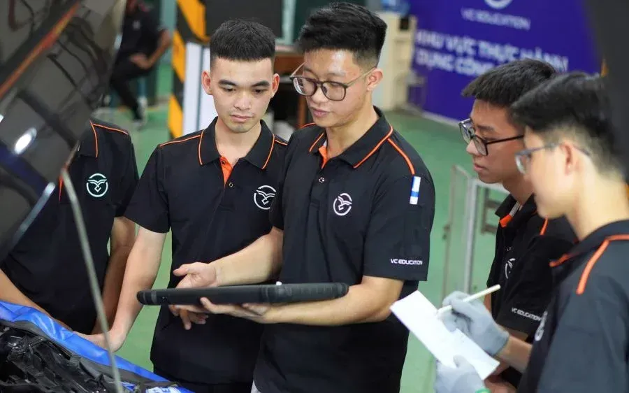 Học viên thực hành trực tiếp tại xưởng