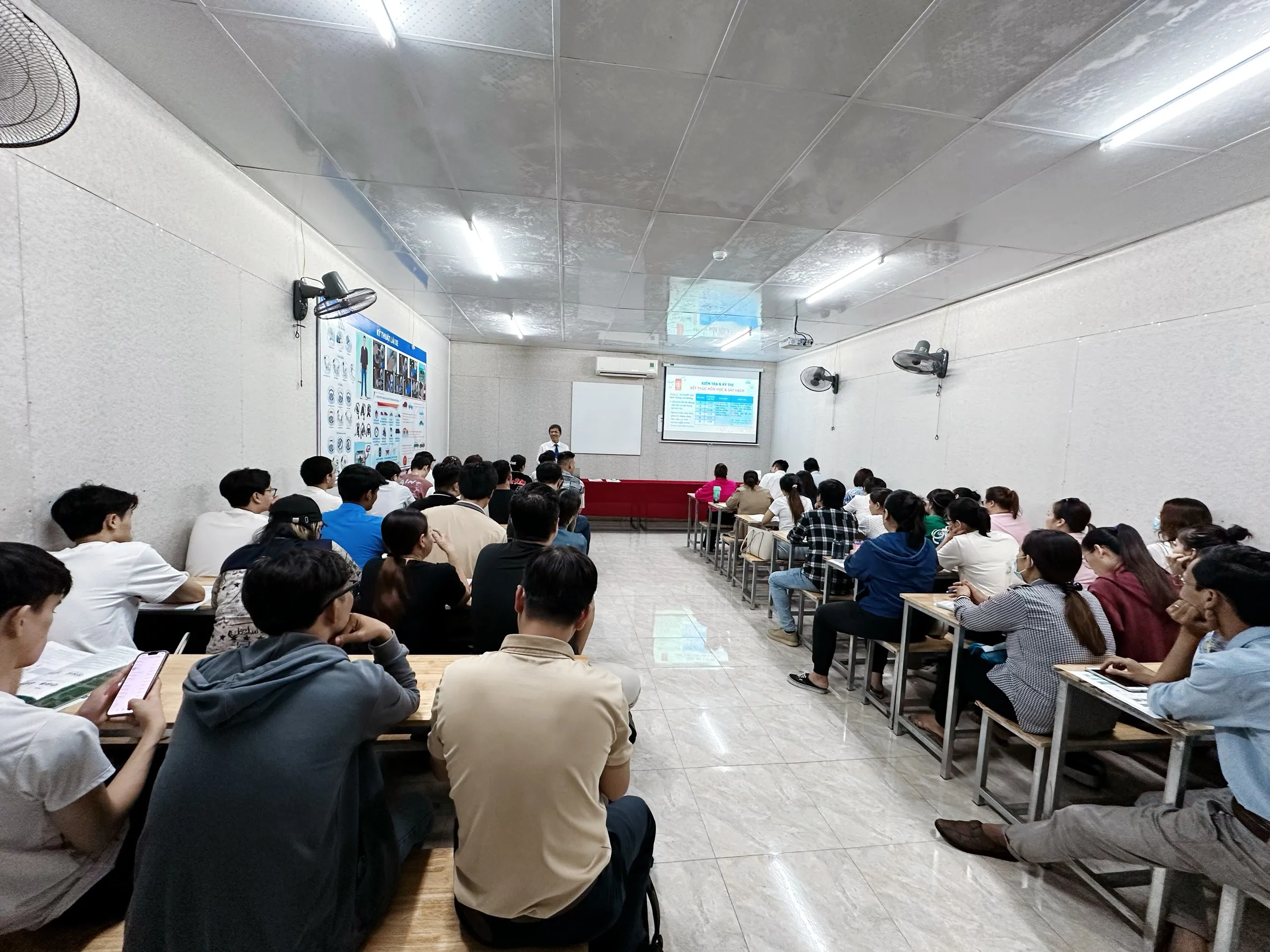 Học lý thuyết tại trung tâm Phú Mỹ Hưng