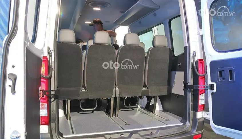 Khoang chứa hành lý phía sau vẫn rất rộng rãi ngay cả khi chở đủ 16 người