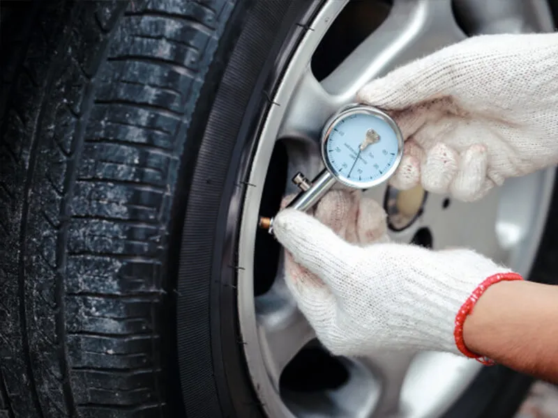 Kiểm tra áp suất lốp xe ô tô định kỳ để đảm bảo xe vận hành êm ái nhất