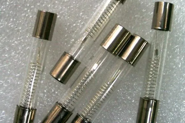 Ký hiệu cầu chì trên xe ô tô loại ống thủy tinh thường dùng cho các thiết bị công suất lớn