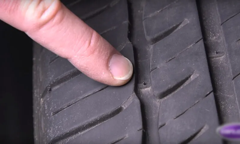 Kiểm tra chiều sâu gai lốp xe và các vết nứt trên bề mặt cao su thường xuyên