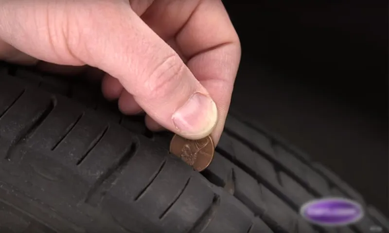 Tiến hành kiểm tra độ mòn lốp xe ô tô bằng các dụng cụ chuyên dụng tại gara