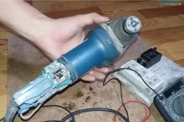 Kiểm tra nguồn điện máy cắt cầm tay