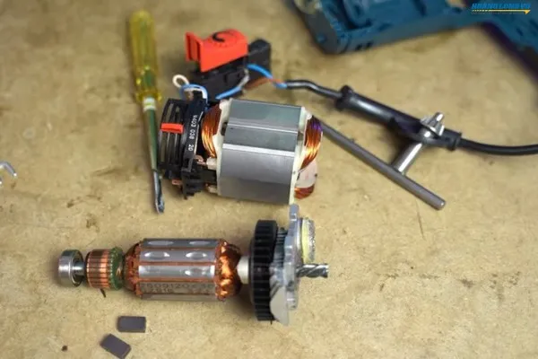 Kiểm tra và thay thế rotor và stator của máy cắt cầm tay
