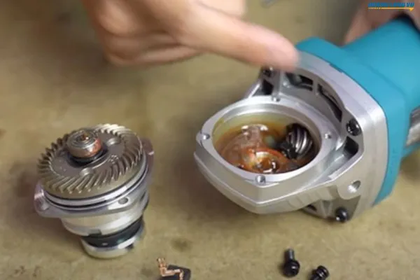 Kiểm tra bánh răng và nhông của máy mài