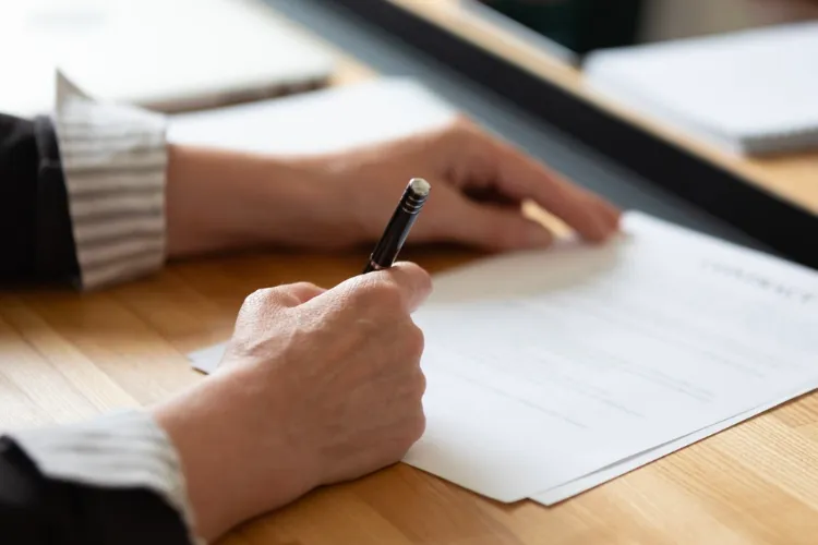 Khi kiểm tra hợp đồng trả góp, cần đặc biệt chú ý đến các điều khoản về lãi suất, phí phạt, thời gian.