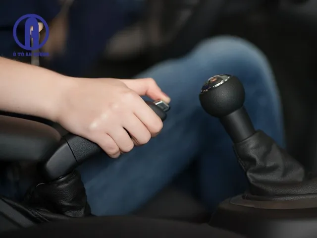 Thao tác sử dụng phanh tay đúng kỹ thuật khi đỗ xe