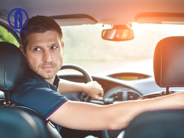 Hướng dẫn lùi xe an toàn kết hợp quan sát gương và camera