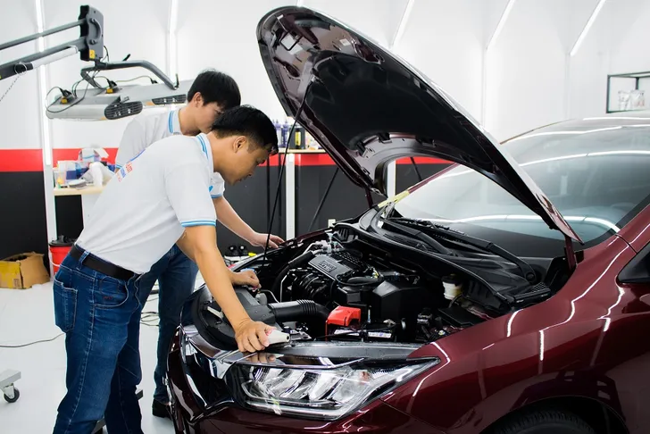 Kỹ sư công nghệ kỹ thuật ô tô thực hiện công việc chẩn đoán và sửa chữa hệ thống máy móc trên xe