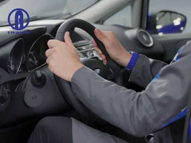 Tư thế cầm vô lăng chuẩn giúp xử lý tình huống linh hoạt