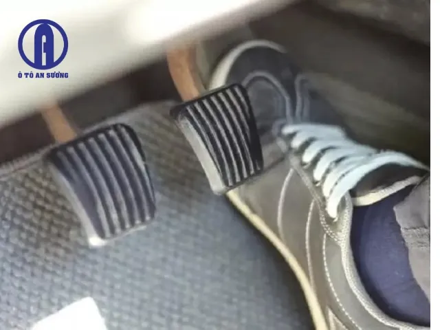 Cách sử dụng phanh chân hiệu quả trong mọi điều kiện đường xá