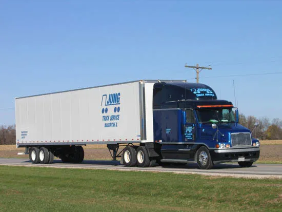 Tài xế vận hành xe đầu kéo container JAC an toàn trên đường trường