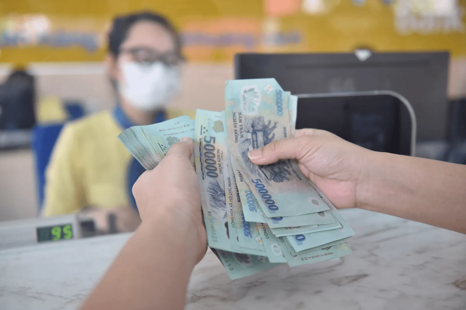 Lãi suất liên ngân hàng do Ngân hàng Nhà nước điều tiết thông qua các công cụ chính sách tiền tệ