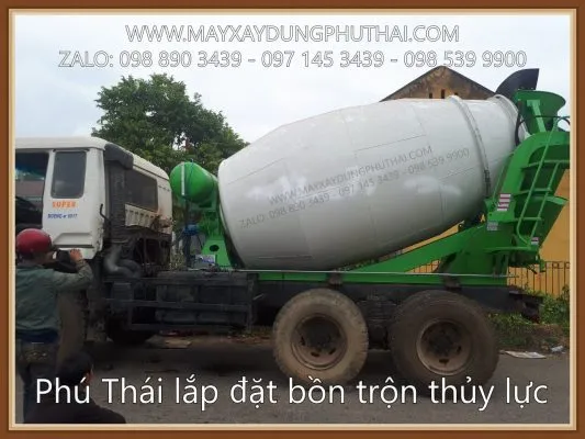 Đội ngũ kỹ thuật OTO JAC thực hiện lắp đặt bồn trộn thủy lực 5m3