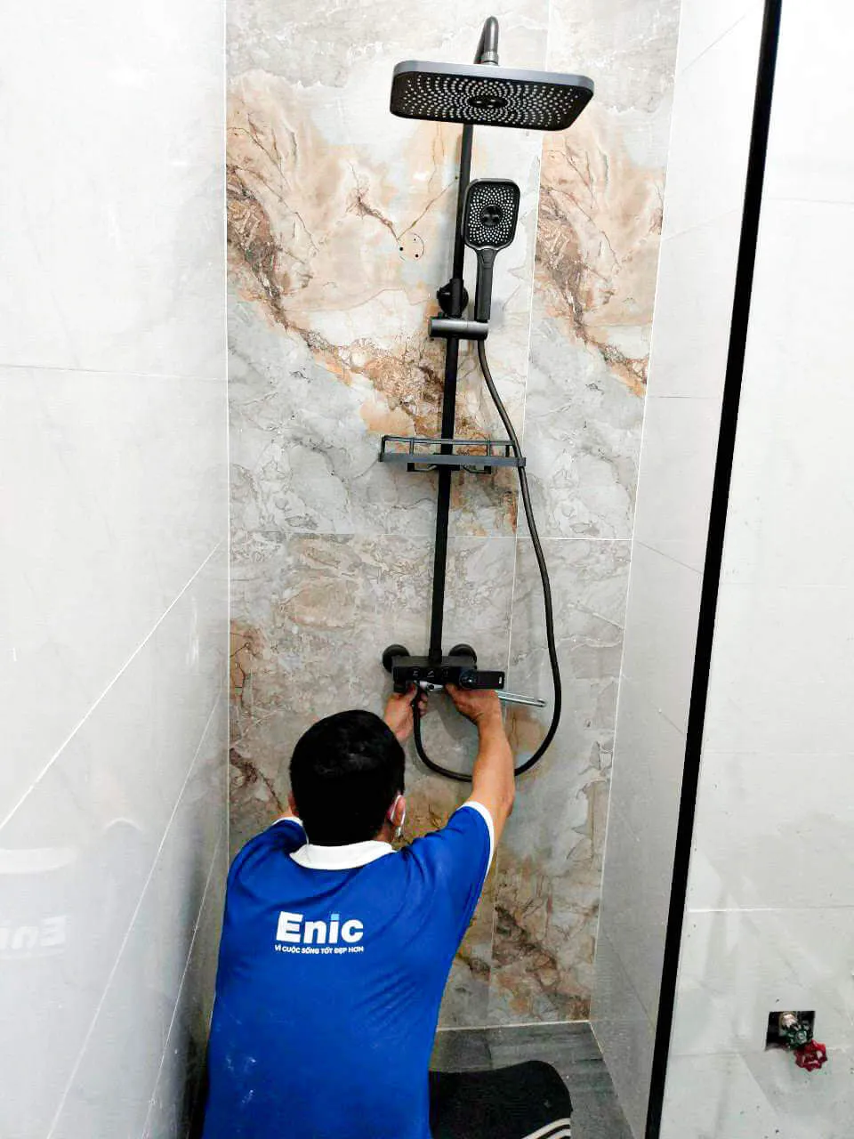 Lắp đặt thiết bị vệ sinh khi sửa chữa nhà vệ sinh