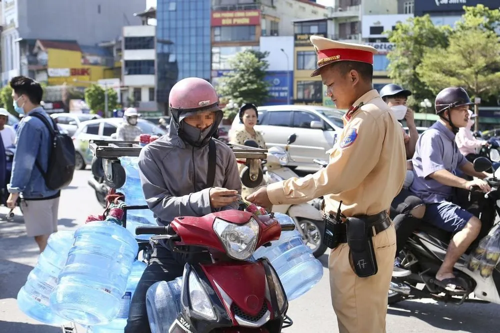 Cảnh sát giao thông xử phạt hành vi chở hàng cồng kềnh bằng xe máy quá khổ quy định 2026