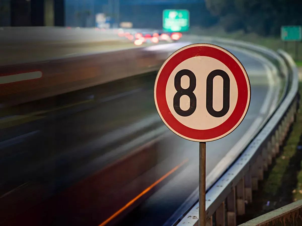 Hệ thống biển báo hạn chế tốc độ giúp tài xế tránh lỗi quá tốc độ xe ô tô