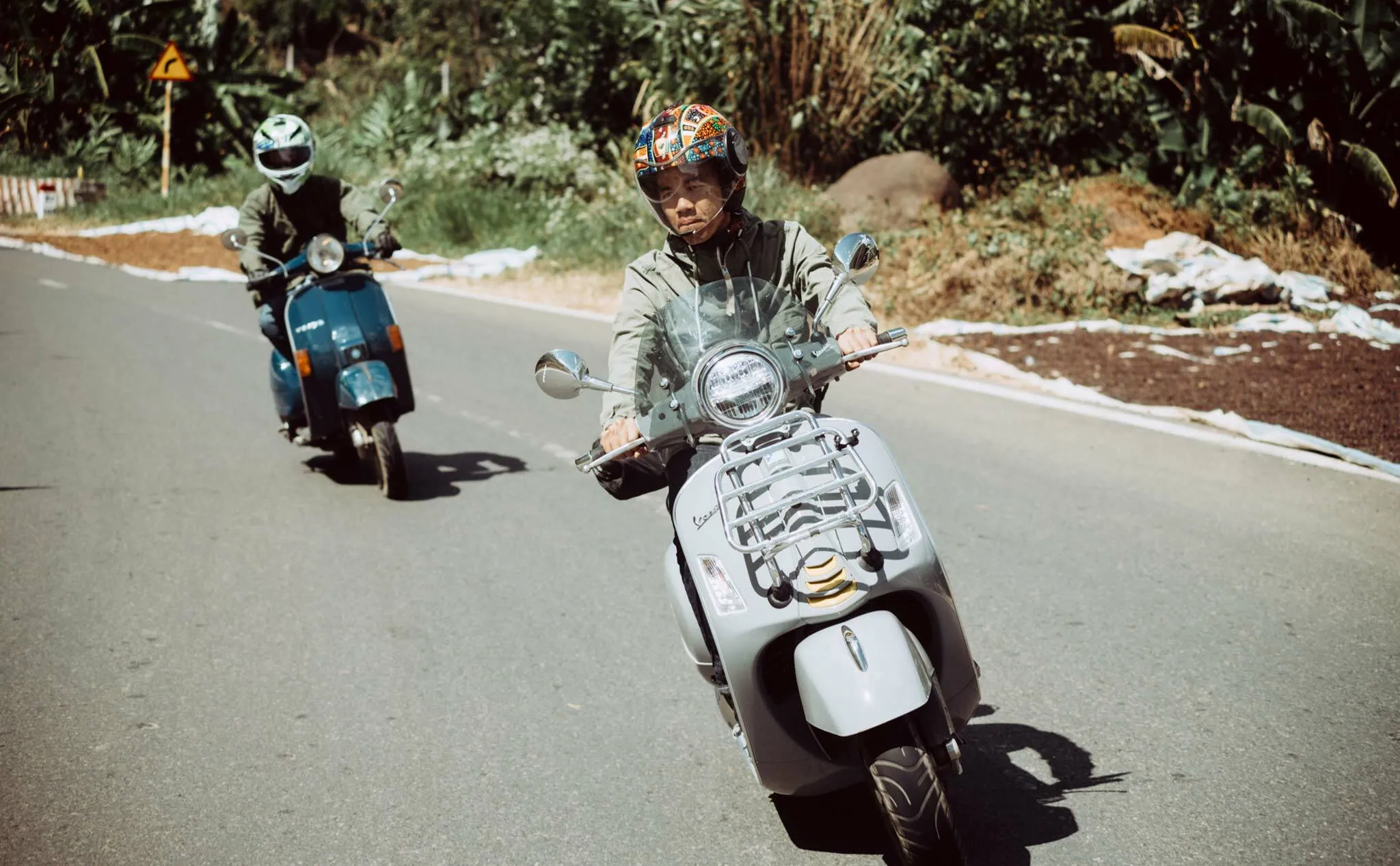 Cảnh sát giao thông kiểm tra lỗi quá tốc độ xe ô tô và xe máy trên đường