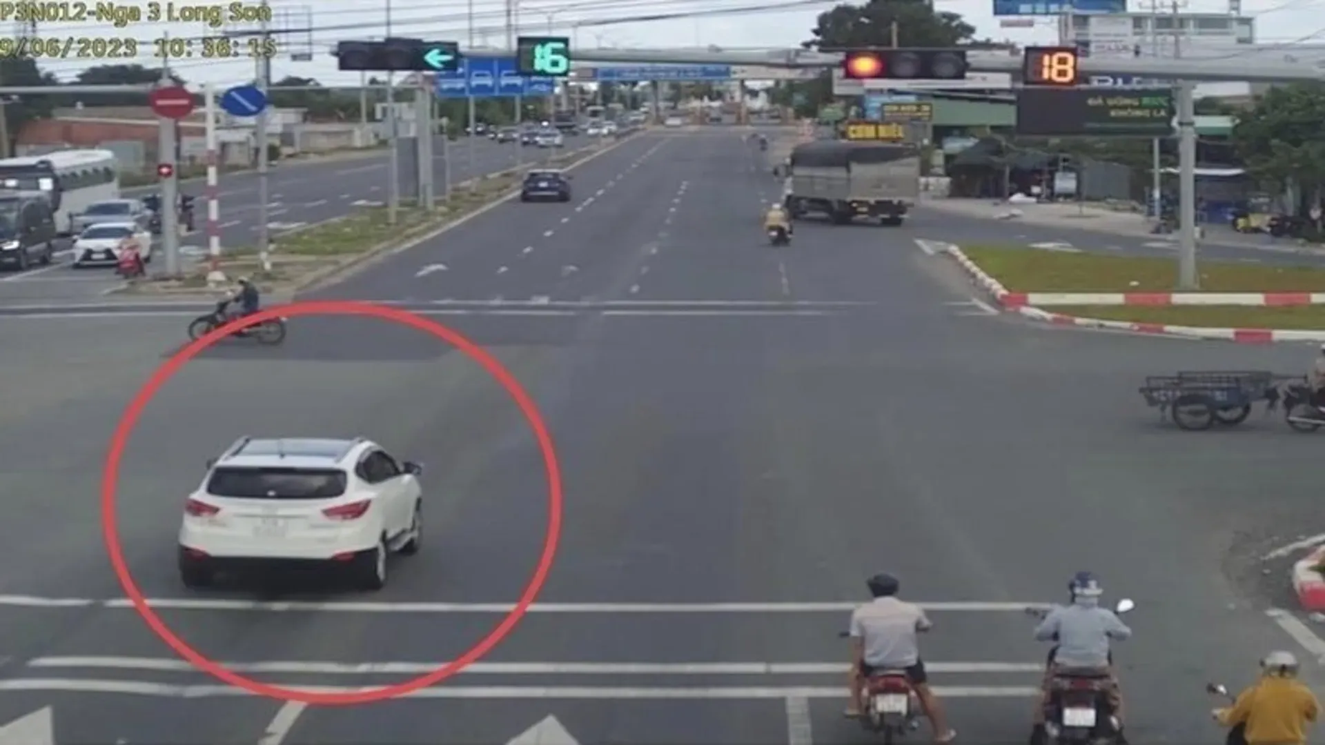 Lỗi ô tô vượt đèn đỏ phạt bao nhiêu theo Nghị định mới nhất