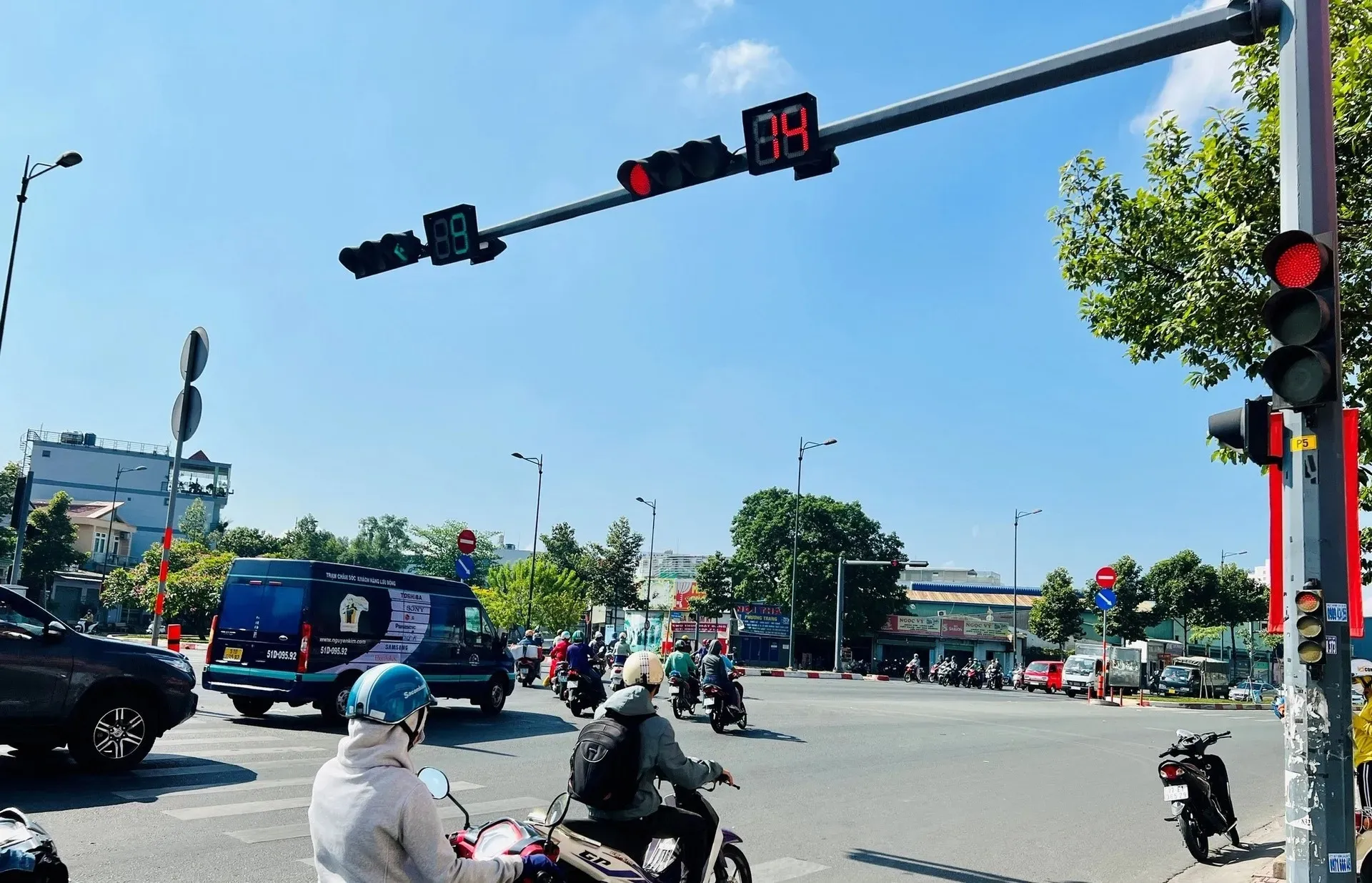 Xử phạt lỗi ô tô rẽ phải khi đèn đỏ không đúng quy định