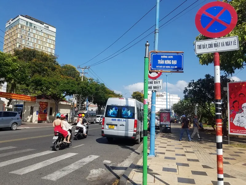 Tài xế cần quan sát kỹ biển cấm dừng xe ô tô để tránh bị xử phạt hành chính khi lưu thông trên đường